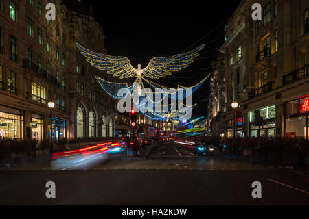 LONDON - 25. November 2016: Weihnachtsbeleuchtung auf Regent Street, London, UK. Stockfoto