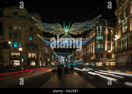 LONDON - 25. November 2016: Weihnachtsbeleuchtung auf Regent Street, London, Stockfoto