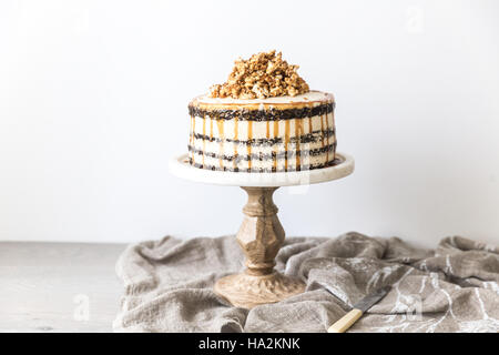 Schokolade Kuchen mit Karamell Buttercreme geschichteten Stockfoto