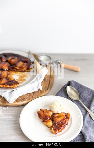 Apfel Tarte Tatin und Vanille-Eis Stockfoto