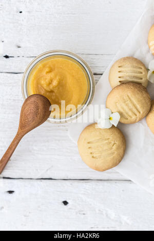 Topf mit hausgemachte Zitronencreme mit schmelzender Moment Kekse Stockfoto