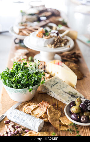Käse, Oliven, Nüssen und Cracker Platte auf einem Tisch Stockfoto
