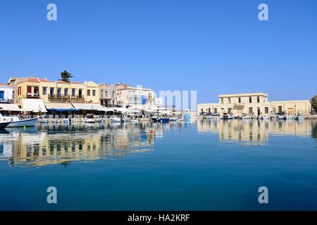 Blick auf die Fischerboote und Waterfront-Restaurants im Innenhafen, Rethymno, Kreta, Griechenland, Europa. Stockfoto