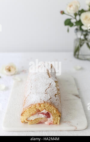 Erdbeere Schwamm roll Stockfoto