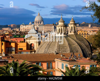 Überblick über Rom mit St. Peter im Hintergrund, Rom, Italien Stockfoto