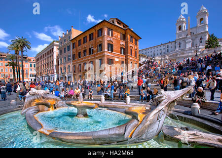 Fontana della Barcaccia Brunnen auf der Piazza di Spagna, Rom, Italien Stockfoto