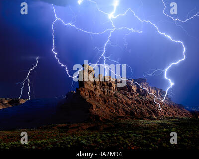Blitz über Battleship Rock, Valley of the Gods, Utah, USA Stockfoto