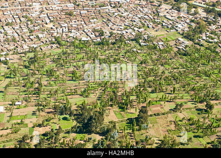 Luftaufnahme der Stadt Mbeya und angrenzenden Felder, Tansania Stockfoto