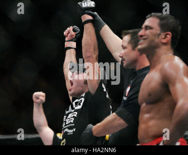 Clay Guida, feiert seinen Sieg über Marcus Aurelio bei UFC 74 links, während eines Spiels gemischte Kampfkünste im Mandalay Bay Events Center in Las Vegas am Samstag, 25. August 2007. Bildnachweis: Francis Specker Stockfoto