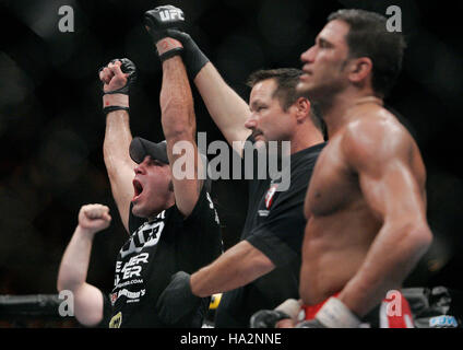 Clay Guida, feiert seinen Sieg über Marcus Aurelio bei UFC 74 links, während eines Spiels gemischte Kampfkünste im Mandalay Bay Events Center in Las Vegas am Samstag, 25. August 2007. Bildnachweis: Francis Specker Stockfoto
