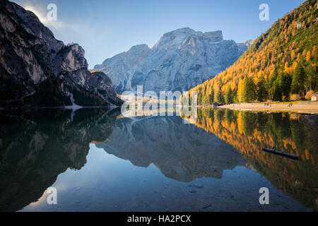 Pragser Wildsee in Dolomiten Berge, Südtirol, Italien Stockfoto
