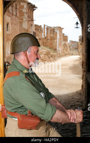 Soldat in uniform auf Wache in den Ruinen von Belchite, Spanien nationale Armee Stockfoto