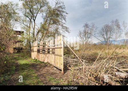 Vogelbeobachtung Turm und Abschirmung Barriere naturalistische Weg die Natur reservieren Palude Marsh, Provinz Varese, Italien Stockfoto