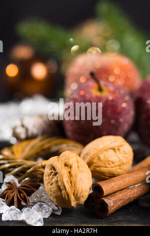 Weihnachtsdekoration, Nahaufnahme, Äpfel und Birnen auf weißem Eis Stockfoto