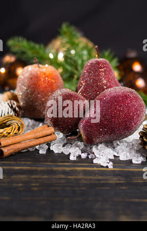Weihnachtsdekoration, Nahaufnahme, Äpfel und Birnen auf weißem Eis Stockfoto