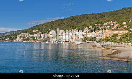 Opatija, Kroatien - 6. September 2016: Riviera Opatija am Morgen, Blick von der Promenade auf den bekanntesten Hotels. Heiße Wetter im Spetember Umschaltung Stockfoto