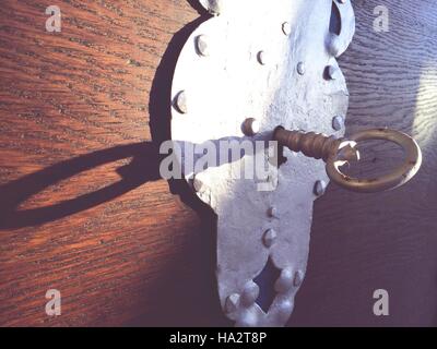 großer Metall Schlüssel im Schlüsselloch in Holzkiste Stockfoto