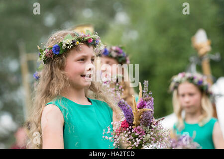 Junge Flowergirls, Bestandteil der Gorsedd der Barde Vollversammlung in The National Eisteddfod of Wales, statt August 2016, dieses Jahr in die Stadt Abergavenny, South Wales. Das Eisteddfod ist Standorte in Nord- und Süd-Wales auf abwechselnd zu besuchen ein peripatetischen Jahreslohn walisische Sprache-Kultur-Festival, gehalten auf der ersten vollen Woche des August, Stockfoto