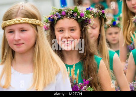 Junge Flowergirls, Bestandteil der Gorsedd der Barde Vollversammlung in The National Eisteddfod of Wales, statt August 2016, dieses Jahr in die Stadt Abergavenny, South Wales. Das Eisteddfod ist Standorte in Nord- und Süd-Wales auf abwechselnd zu besuchen ein peripatetischen Jahreslohn walisische Sprache-Kultur-Festival, gehalten auf der ersten vollen Woche des August, Stockfoto