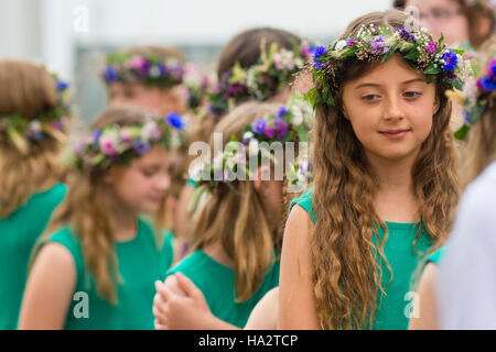 Junge Flowergirls, Bestandteil der Gorsedd der Barde Vollversammlung in The National Eisteddfod of Wales, statt August 2016, dieses Jahr in die Stadt Abergavenny, South Wales. Das Eisteddfod ist Standorte in Nord- und Süd-Wales auf abwechselnd zu besuchen ein peripatetischen Jahreslohn walisische Sprache-Kultur-Festival, gehalten auf der ersten vollen Woche des August, Stockfoto