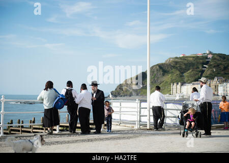 Ein orthodoxen chassidischen jüdischen Familie im Sommerurlaub in Aberystwyth Wales UK Stockfoto