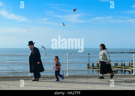 Ein orthodoxen chassidischen jüdischen Familie im Sommerurlaub in Aberystwyth Wales UK Stockfoto