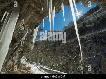 Eiszapfen in einem Hochtal, Ordesa y Monte Perdido Nationalpark, Spanien Stockfoto