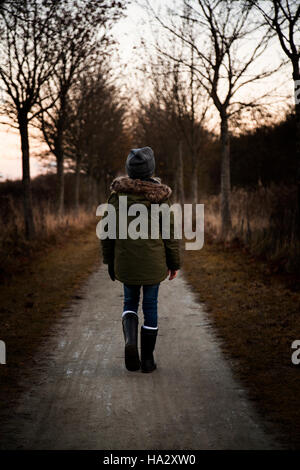 Junge Wandern entlang Fußweg, Dänemark Stockfoto