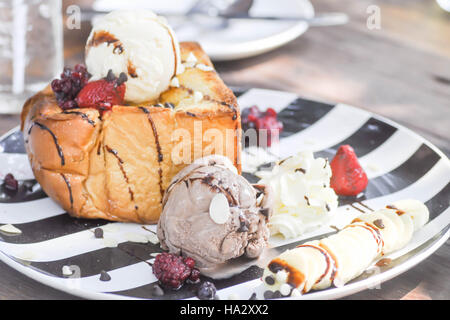 French Toast mit Eis und Beeren-Teller Stockfoto