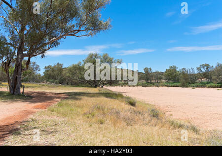 trockenen Todd River Basin und Bäume Landschaft in der Nähe von Alice Springs im northern Territory von Australien Stockfoto