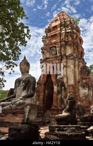 Ansicht des Meditierenden Buddha-Statue saß auf einer Plattform in einem zerstörten Vihara (Halle der Anbetung) im Wat Mahathat, Tempel der großen Reliquie, eine buddhistische templ Stockfoto