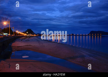 Der Golf von Thailand zur blauen Stunde, Prachuap Khiri Khan, Thailand Stockfoto