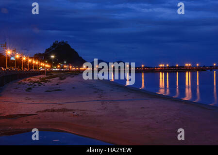 Der Golf von Thailand zur blauen Stunde, Prachuap Khiri Khan, Thailand Stockfoto