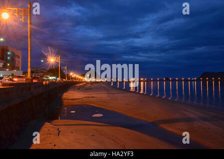 Der Golf von Thailand zur blauen Stunde, Prachuap Khiri Khan, Thailand Stockfoto