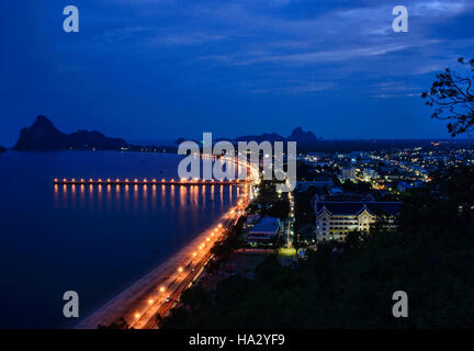 Der Golf von Thailand zur blauen Stunde, Prachuap Khiri Khan, Thailand Stockfoto