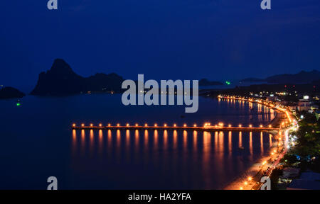 Der Golf von Thailand zur blauen Stunde, Prachuap Khiri Khan, Thailand Stockfoto