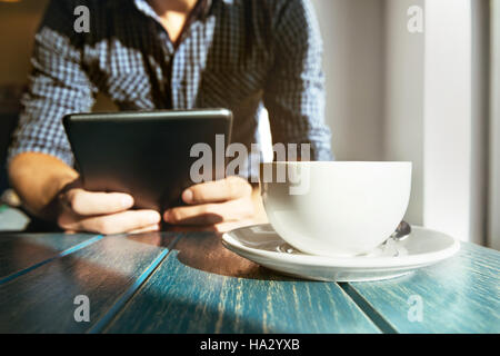 Cafe Kaffee Mann Tablet Computer Closeup Konzept Stockfoto