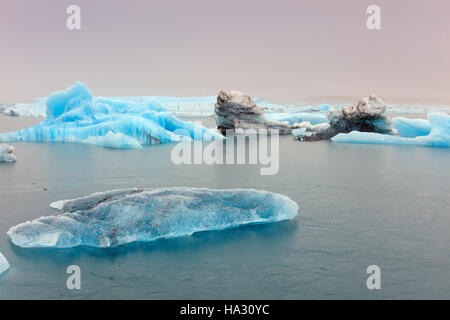 Eisberge in Jökulsárlón, ein Gletschersee im südöstlichen Island, am Rande des Vatnajökull-Nationalparks Stockfoto