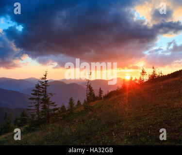 Letzten Strahlen der Abendsonne im abendlichen Himmel mit Wolken. Sommer Sonnenuntergang Blick auf die Berge (Karpaten, Ukraine). Stockfoto