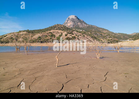 Zahara - el Gastor Reservoir, Provinz Cadiz, Andalusien, Südspanien.  El Algarin Berg im Hintergrund.  Dieses Bild entstand am 31.10.2016 Stockfoto