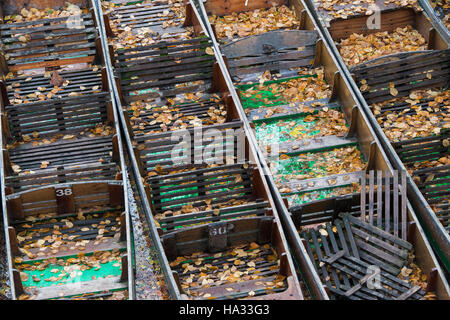 Gefallene Herbstlaub in Booten vertäut am Fluss Cherwell in Oxford. Oxfordshire, England Stockfoto