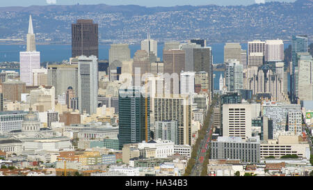 SAN FRANCISCO, USA – 4. Oktober 2014: Blick entlang der Market Street in Downtown San Francisco, von Twin Peaks aus gesehen Stockfoto