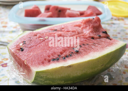 frische Wassermelone schneiden, die Hälfte Stockfoto