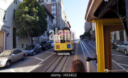 SAN FRANCISCO, USA - 5. Oktober 2014: Reiten ein Cable Car Street, ikonischen Modus des Transportes in Kalifornien Stockfoto