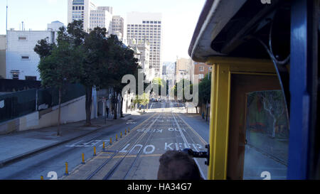 SAN FRANCISCO, USA - 5. Oktober 2014: Reiten ein Cable Car Street, ikonischen Modus des Transportes in Kalifornien Stockfoto