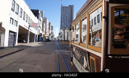 SAN FRANCISCO, USA - 5. Oktober 2014: Reiten ein Cable Car Street, ikonischen Modus des Transportes in Kalifornien Stockfoto