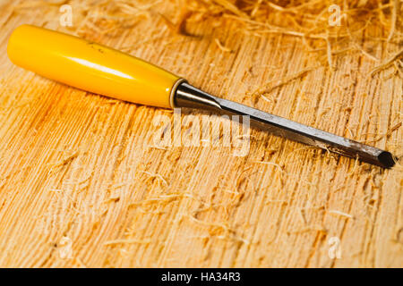 Hackschnitzel und Fräser liegen auf einem Holzbrett Nahaufnahme. Stockfoto