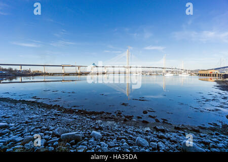 die Queensferry Crossing Straßenbrücke aus Süden, North Queensferry Zentralschottland von Port Edgar betrachtet Stockfoto