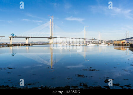 die Queensferry Crossing Straßenbrücke aus Süden, North Queensferry Zentralschottland von Port Edgar betrachtet Stockfoto