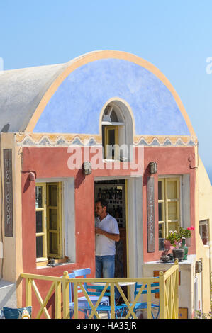 Schöne Souvenir-Shop und Verkäufer drin in Oia Stadt. Es gibt viele traditionelle griechische Geschäfte auf Santorini Insel. Stockfoto